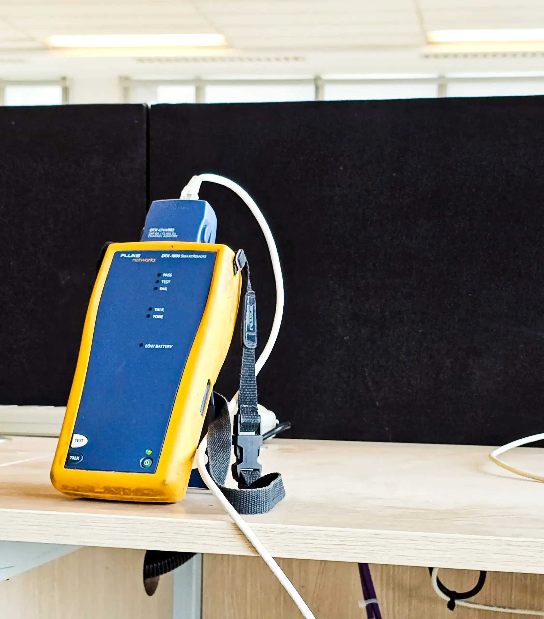 Fluke ethernet cable tester conducting network certification test during network setup
