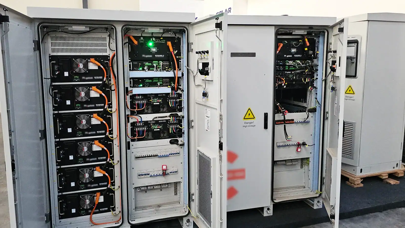Commercial battery energy storage system with integrated power control cabinets and lithium battery modules
