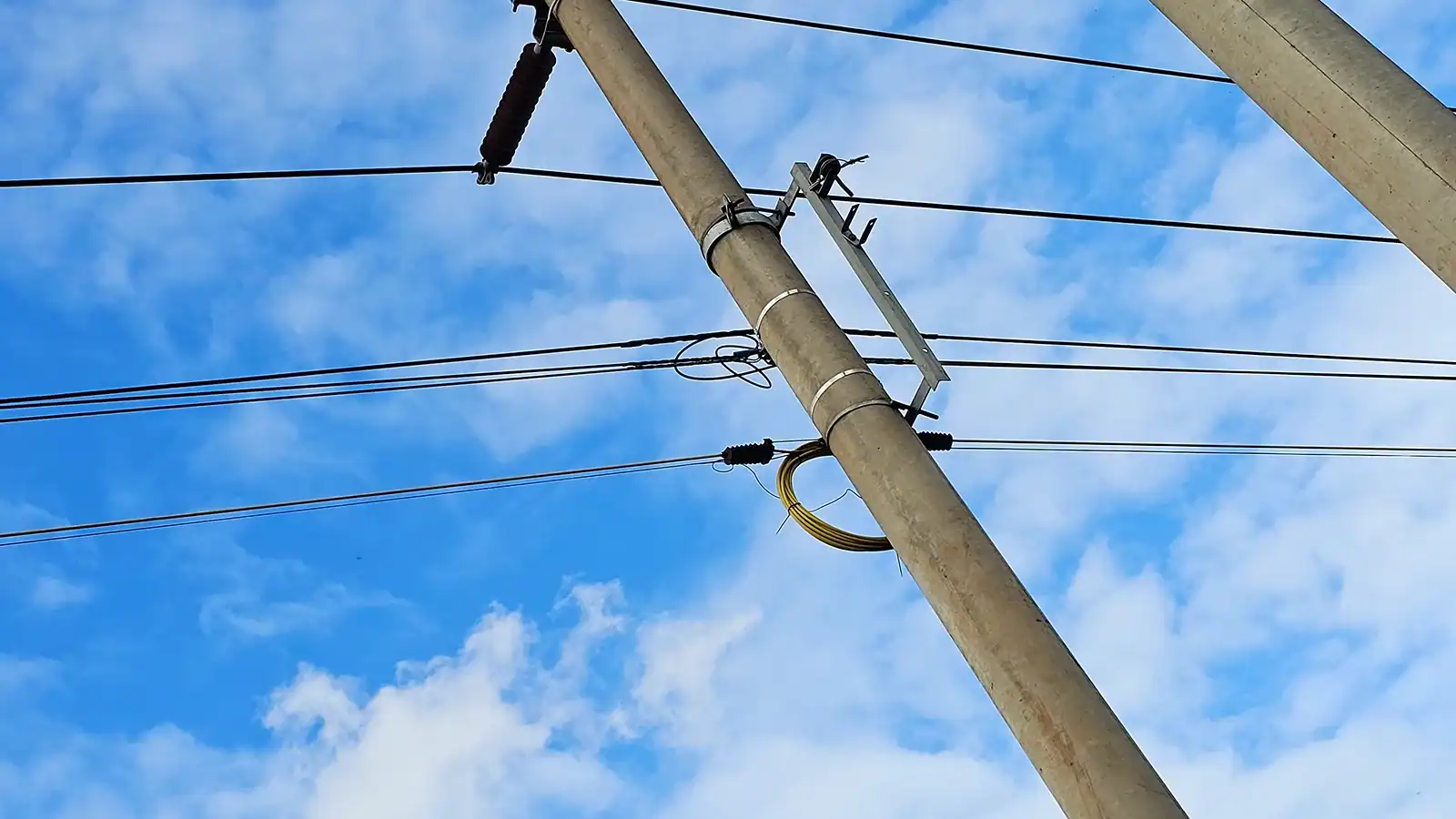 Overhead ADSS fibre optic cable installation along power transmission lines for long-distance network connectivity.
