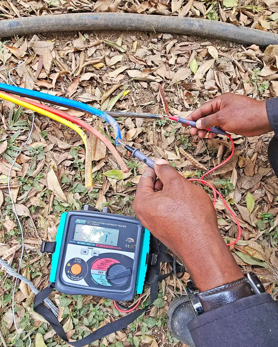 Majortech continuity tester showing a healthy 1-ohm resistance reading across a 100m sub-main span, helping isolate the cause of severe voltage drops.